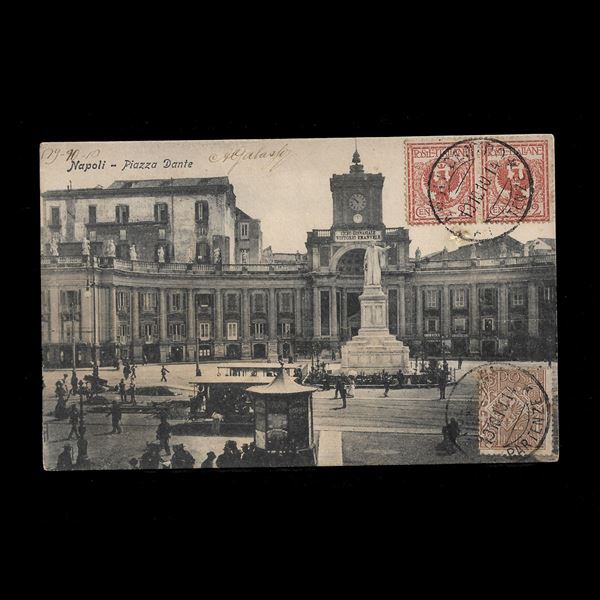 Cartolina illustrata e animata di Napoli viaggiata il 19/10/1910 per Vallée du Tir, Nuova Caledonia, Oceania. Affrancata in tariffa stampe con coppia del 2 c. Floreale (n.69) ed esemplare singolo dell'1 c. (n.68), apposti sulla parte illustrata. Foro a lato (che non interessa l'affrancatura) ma destinazione rarissima.
