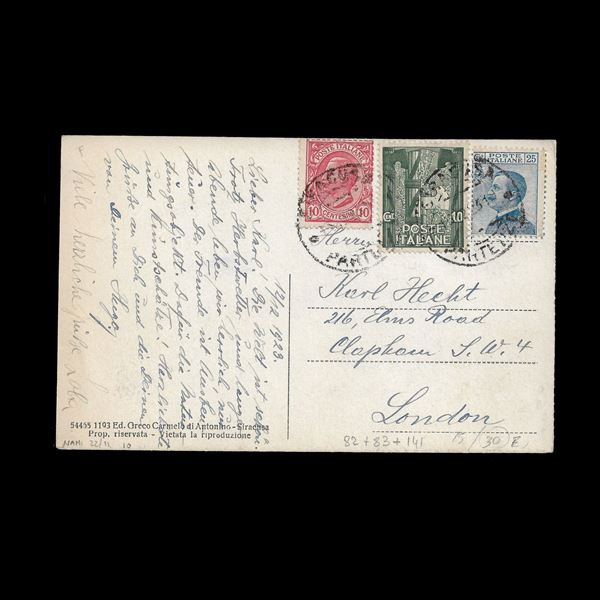 Valori gemelli 10 c. Leoni + Marcia su Roma (n.82+141) in affrancatura tricolore mista con Michetti 25 c. su cartolina viaggiata da Siracusa a Londra. Quotazione M2 sul catalogo di Alessio Franco sui gemelli.