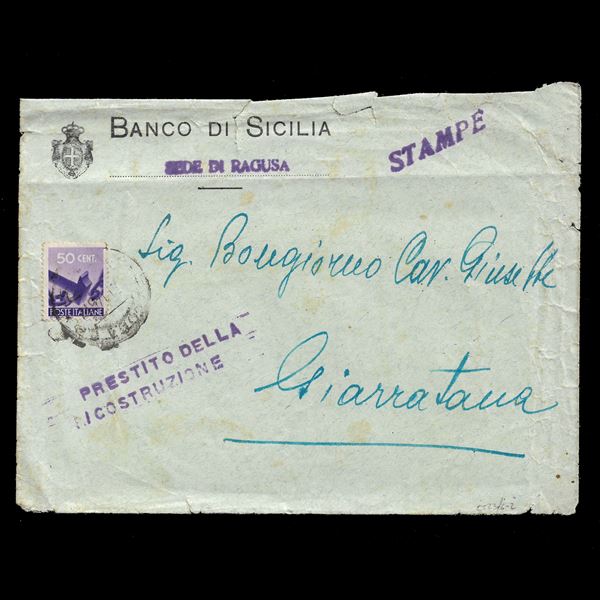 Busta del Banco di Sicilia viaggiata in tariffa stampe con l'agevolazione del Prestito della Ricostruzione, da Ragusa a Giarratana (RG) il 9/11/1946 con il 50 c. Democratica singolo. Involucro vissuto ma tariffa molto rara, in uno degli usi isolati più difficili da reperire della serie Democratica.  (1946)  - Asta Filatelia e Numismatica - Casa d'aste La Rosa