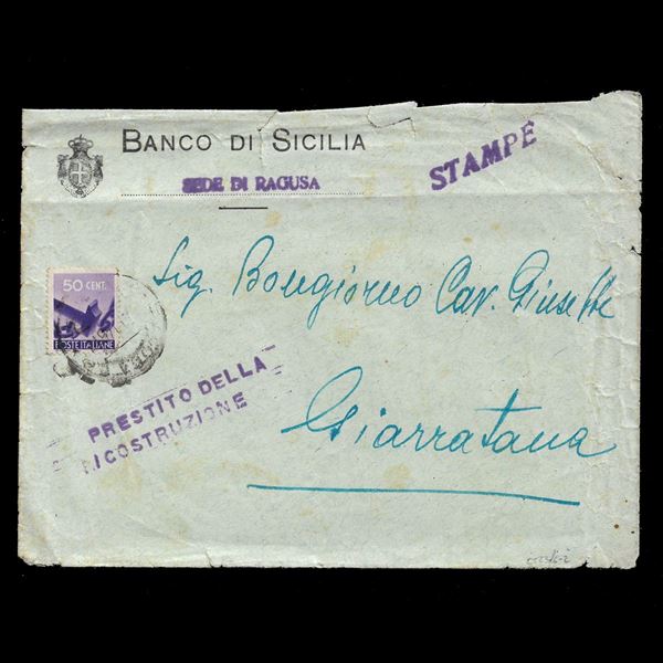 Busta del Banco di Sicilia viaggiata in tariffa stampe con l'agevolazione del Prestito della Ricostruzione, da Ragusa a Giarratana (RG) il 9/11/1946 con il 50 c. Democratica singolo. Involucro vissuto ma tariffa molto rara, in uno degli usi isolati più difficili da reperire della serie Democratica.