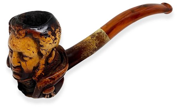 Pipa "William I, German Emperor and King of Prussia. "France. Second half of 1800 with a stove pipe and torch foam, amber mouthpiece.
h. cm.8, lung. cm. 16 cm diameter. 3.