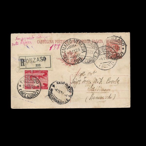 Intero postale n. C54 viaggiato in servizio di raccomandazione da Fonzaso (BL) a Sassinoro (BN), con l'aggiunta del 50 c. Marcia su Roma (n.143). Primi giorni d'uso e vari annulli, tra cui quello dell'ambulante Calalzo-Venezia.
