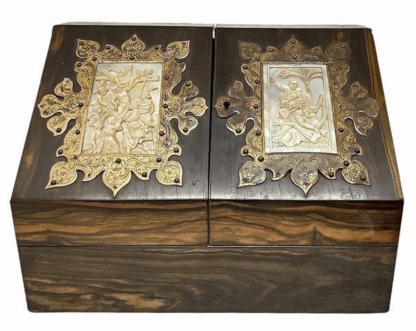 Cassetta portadocumenti in legno di ebano violetto con applicazioni di scene in madreperla con raffigurazioni a basso rilievo di scene bibliche incorniciate in ottone riccamente bulinato