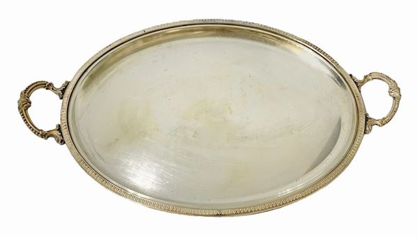 Vassoio ovale in argento 800, primi XX secolo. Con manici. Gr 1210. Cm 55x34