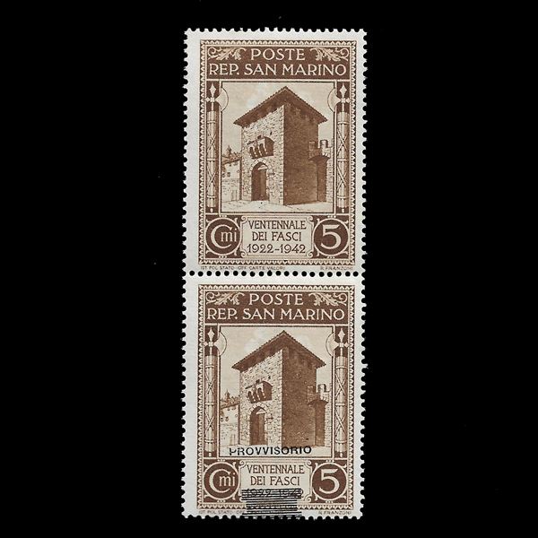 1943, coppia verticale 5 c. bruno "Ventennale dei Fasci" con soprastampa "Governo provvisorio" di tipo diverso (Sassone n. 266A) di cui uno senza ed uno con solo "Provvisorio" e sbarrette spostate in basso. Varietà non catalogata. Cert. Oro Ray