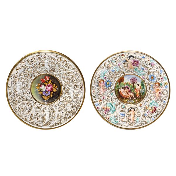 Capodimonte - Pair of Reale di Capodimonte ceramic plates with cherubs and decoration in the centre 