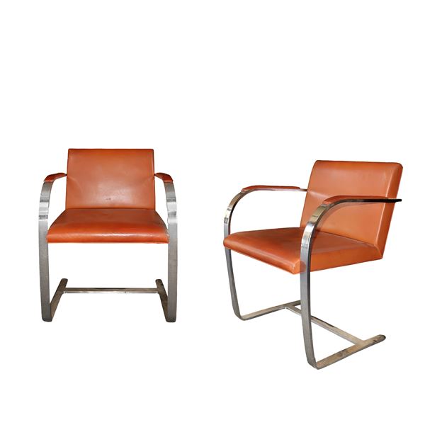 Mies van der Rohe   per Knoll - Pair of Brno armchairs, chrome-plated with biscuit-coloured leather seat and backrest