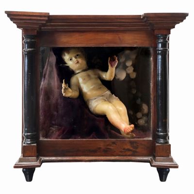 Bambinello Stante in Cera con Colomba e Cuore Sacro, Uva, Fico D'india e Pera in Teca