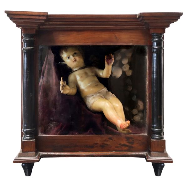 Bambinello stante in cera con colomba e cuore sacro, uva, fico d'india e pera in teca