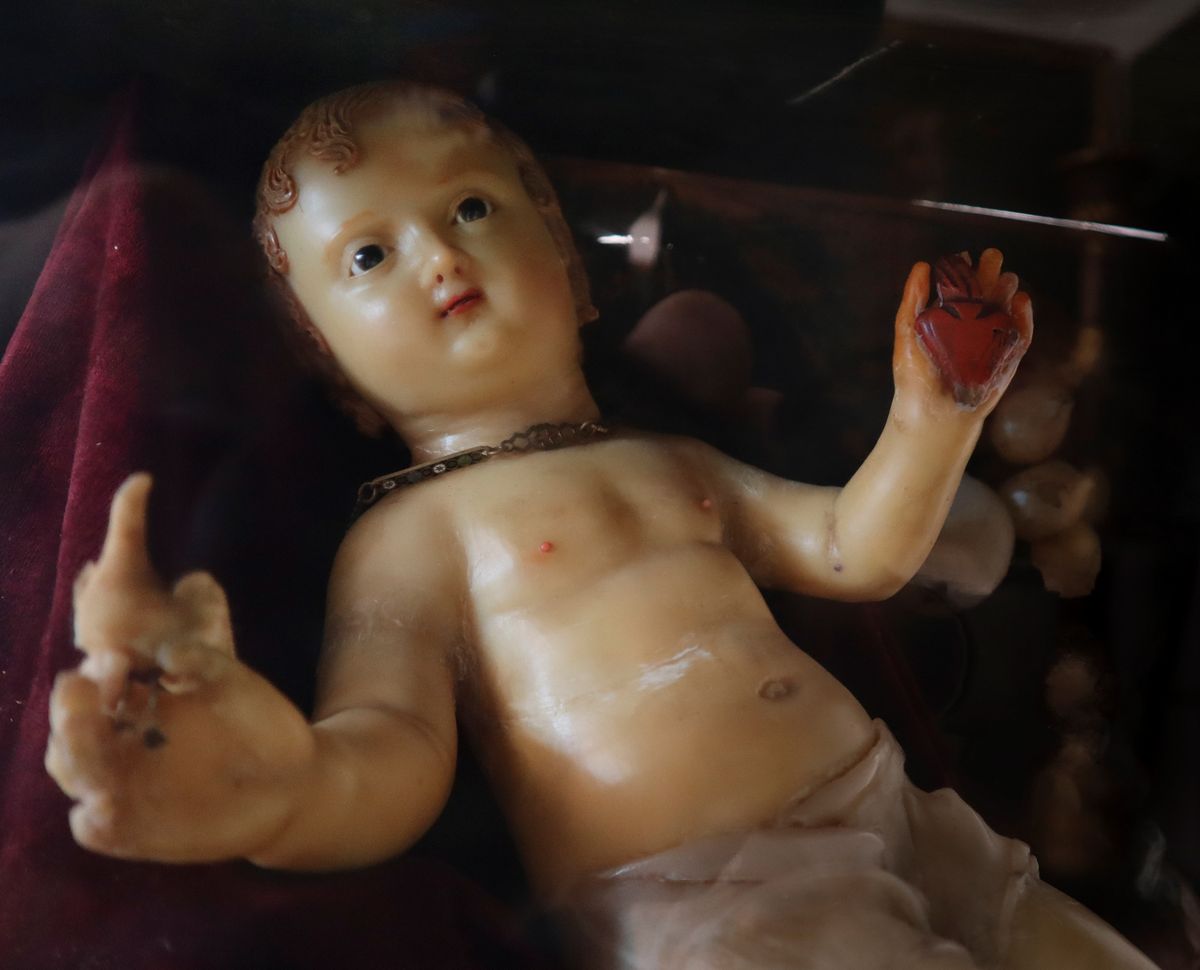 Bambinello Stante in Cera con Colomba e Cuore Sacro, Uva, Fico D'india e Pera in Teca