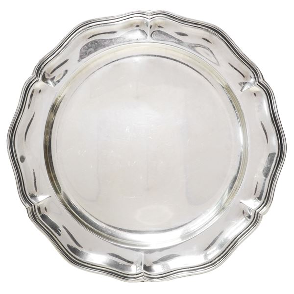 Round tray in scalloped silver