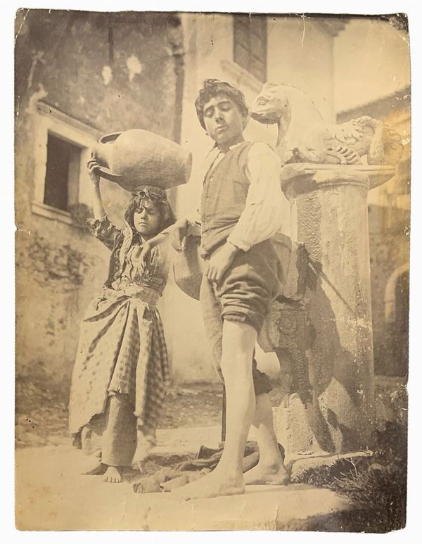 Wilhelm von Gloeden (1856-1931), albumin photos depicting Sicilian boys at the fountain. Double stamp on the back. Numbered 7B. Published page 44 of the Book .. Cm 17x22

"Wilhelm Von Gloeden was a German-born photographer who spent most of his life in Sicily, specifically in Taormina, a city that he chose as a second home. It was the youth health issues to take in the peninsula. Specifically, the choice of Taormina is linked dreamy ideal of Sicily that the photographer releases in his picture