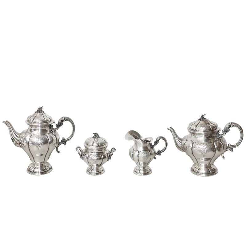 Servizio in Argento con Decoro Sbalzato a Lobi Composto da Caffettiera, Lattiera, Zuccheriera e T...