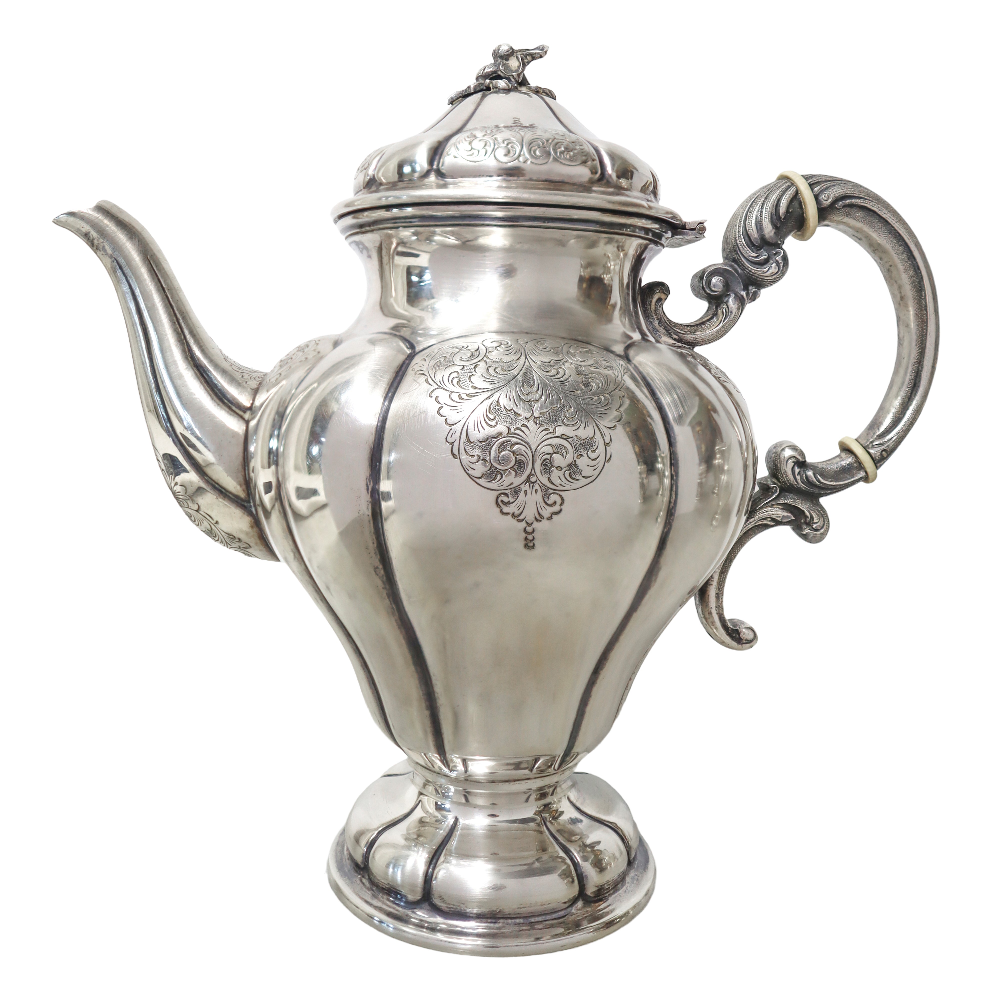 Servizio in argento con decoro sbalzato a lobi composto da caffettiera, lattiera, zuccheriera e t...