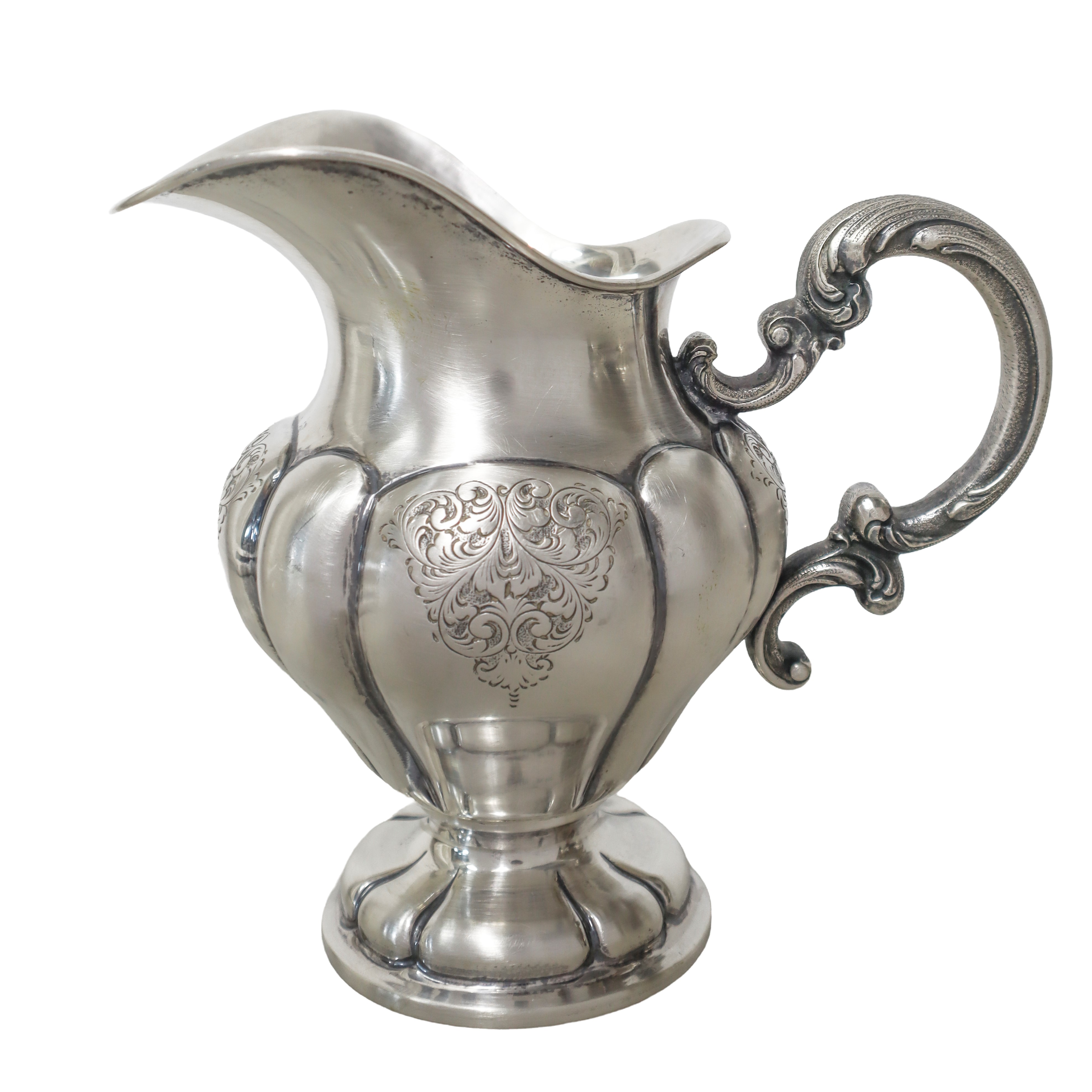 Servizio in argento con decoro sbalzato a lobi composto da caffettiera, lattiera, zuccheriera e t...