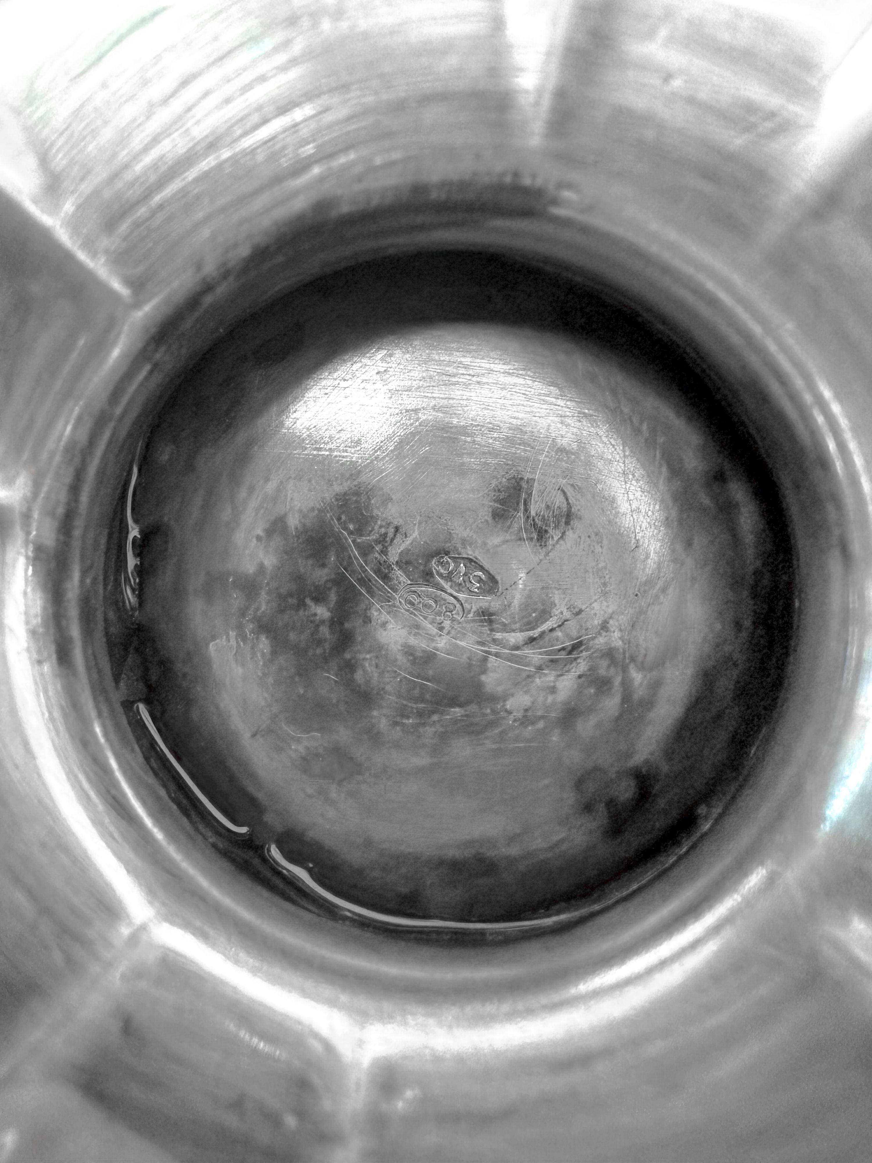 Servizio in argento con decoro sbalzato a lobi composto da caffettiera, lattiera, zuccheriera e t...