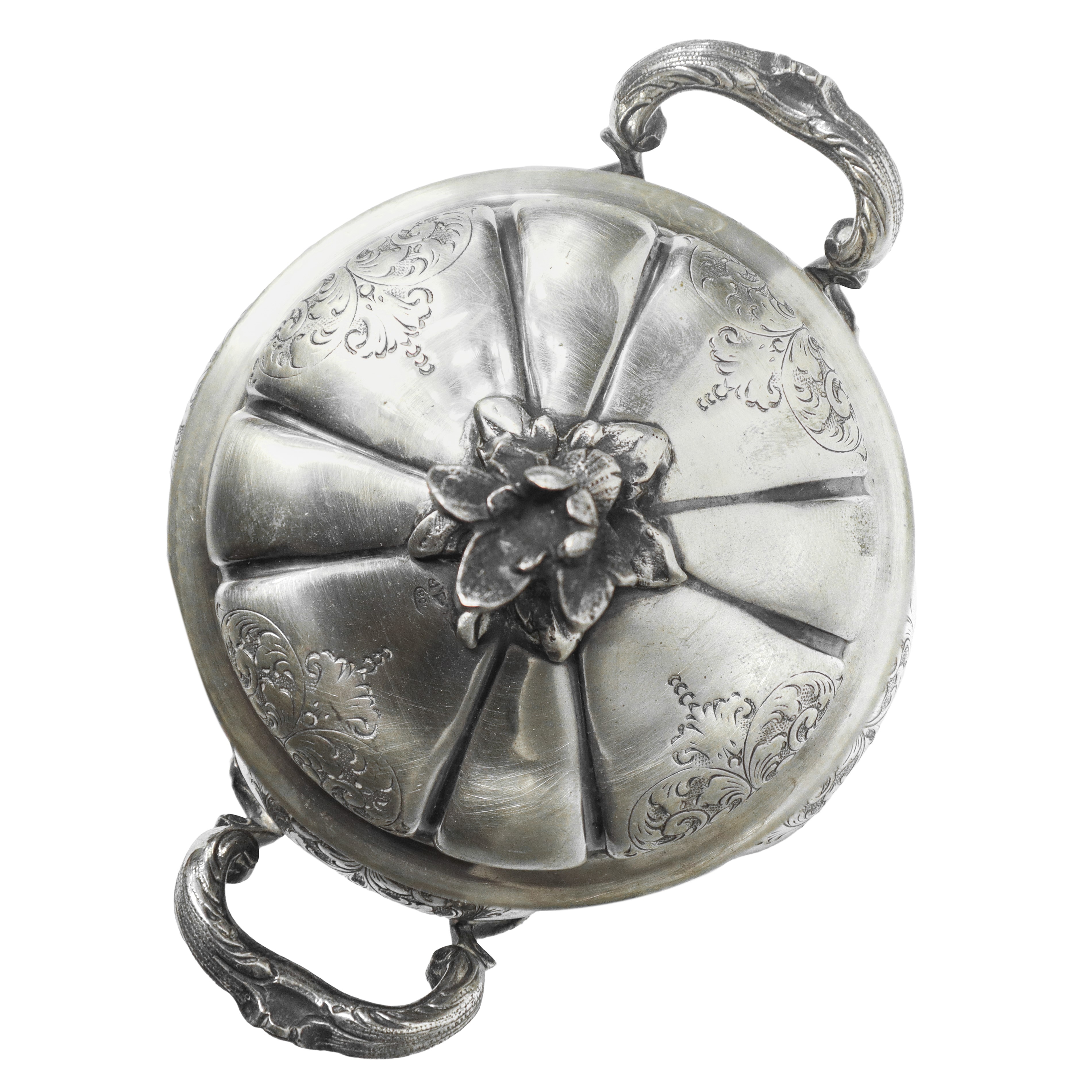 Servizio in argento con decoro sbalzato a lobi composto da caffettiera, lattiera, zuccheriera e t...