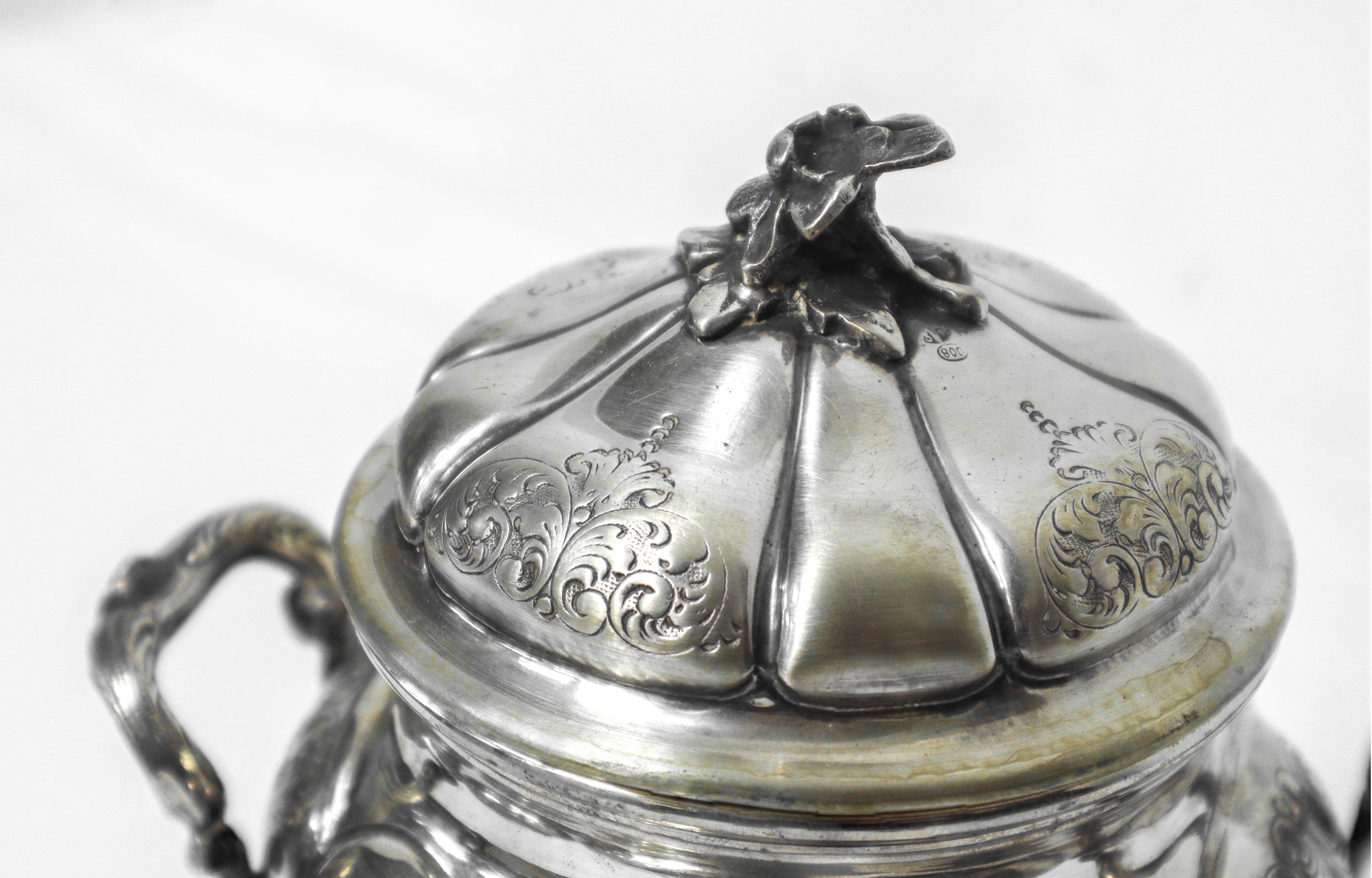 Servizio in argento con decoro sbalzato a lobi composto da caffettiera, lattiera, zuccheriera e t...