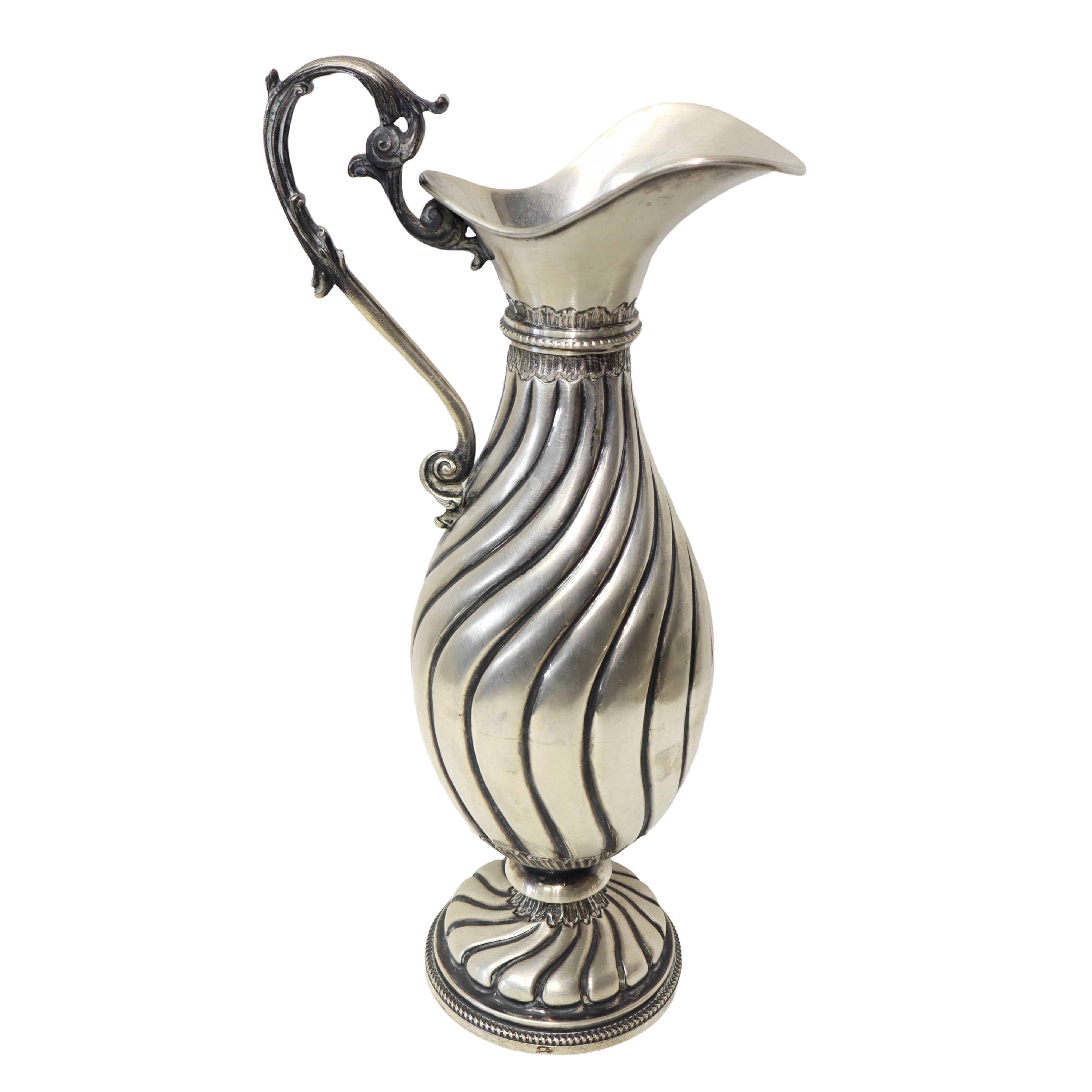 Anfora con manico sbalzata a lobi curvilinee su piatto