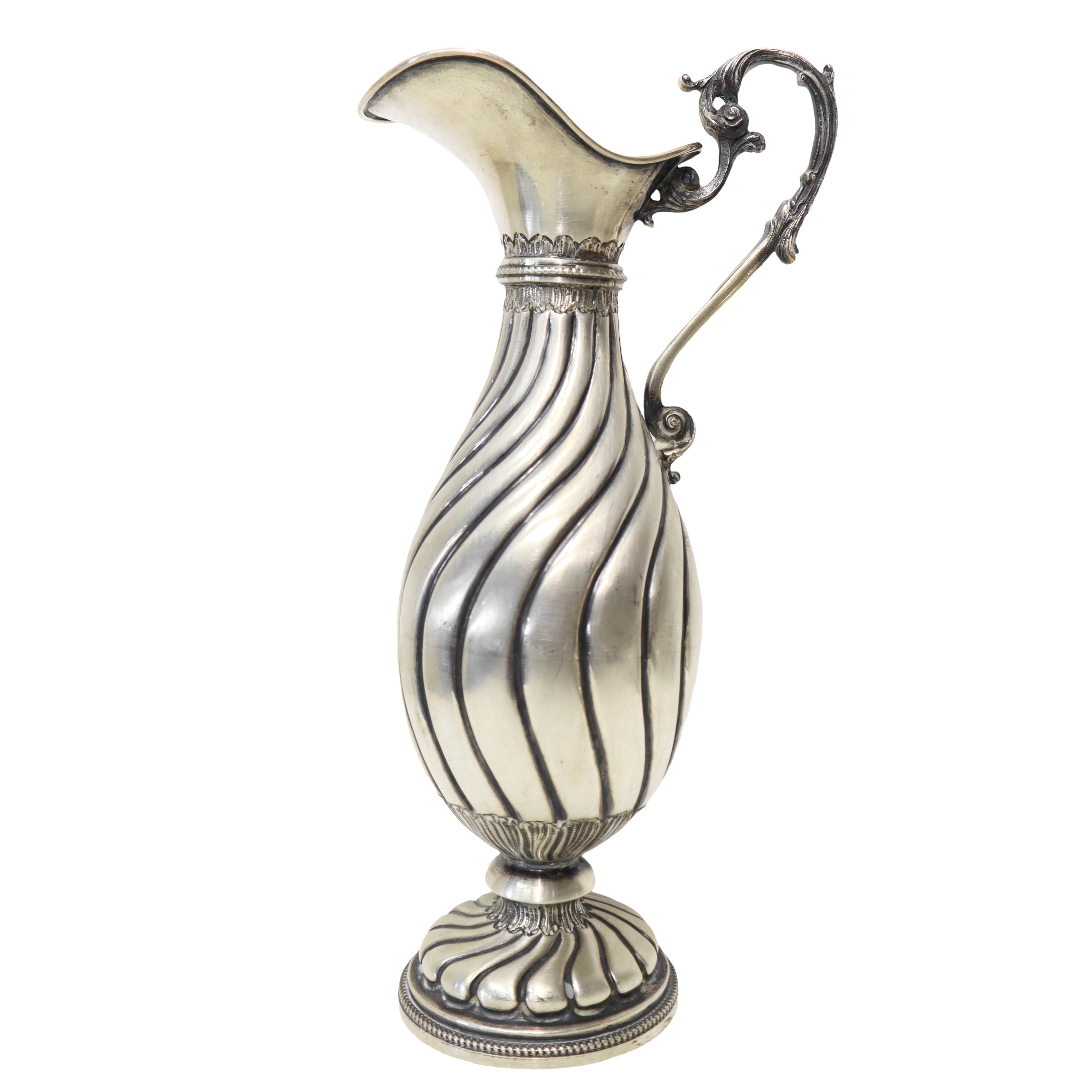 Anfora con manico sbalzata a lobi curvilinee su piatto