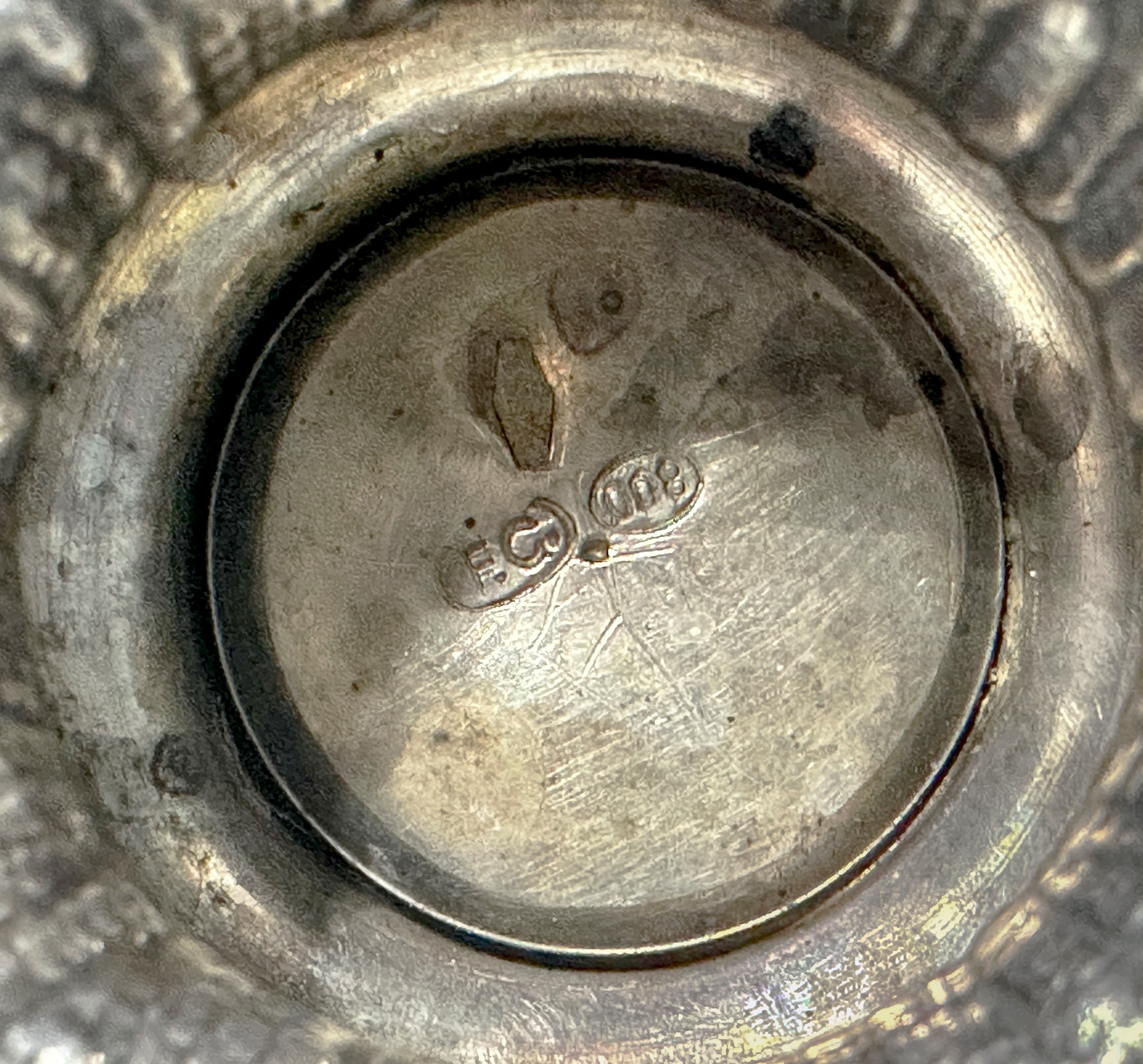 Anfora con manico sbalzata a lobi curvilinee su piatto