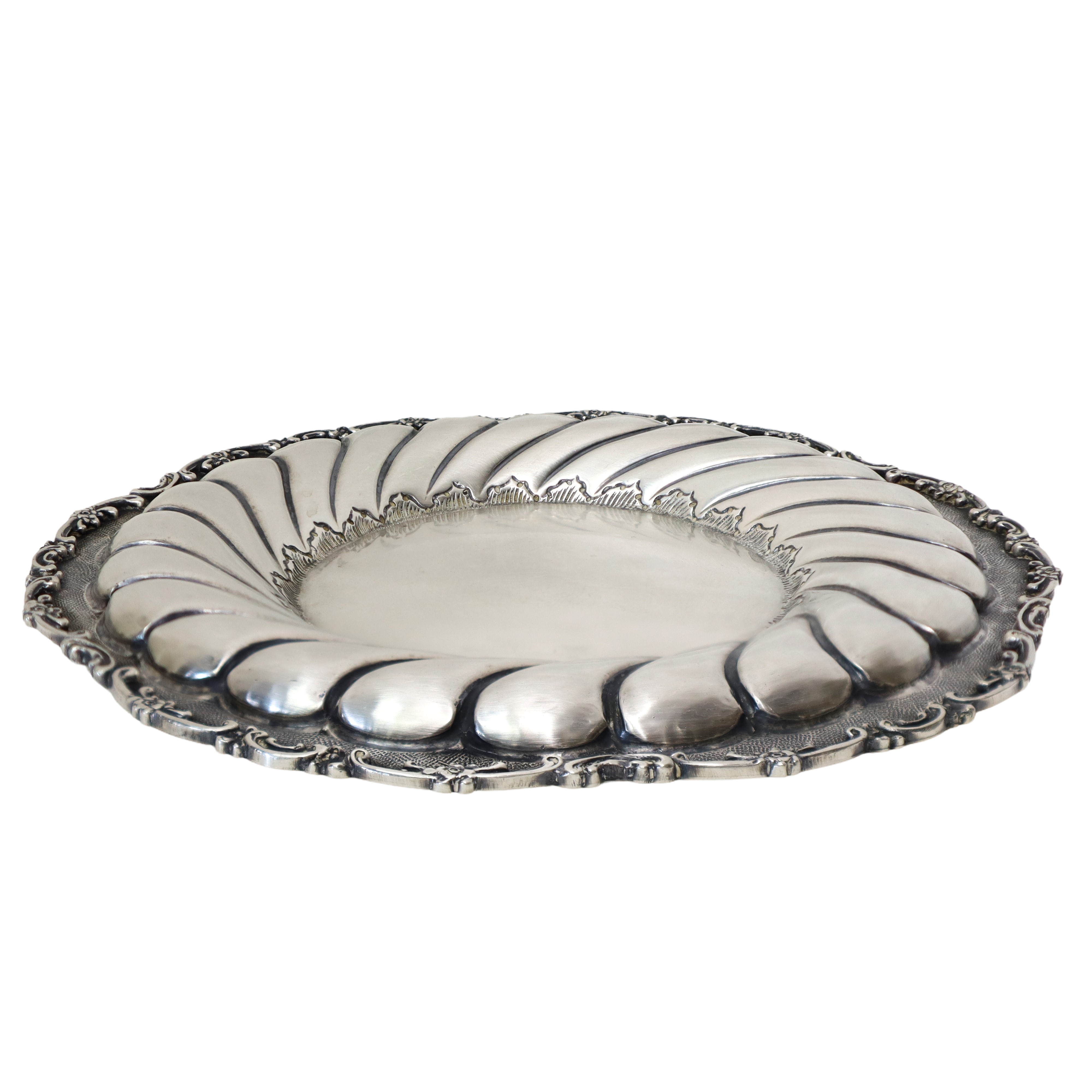 Anfora con manico sbalzata a lobi curvilinee su piatto