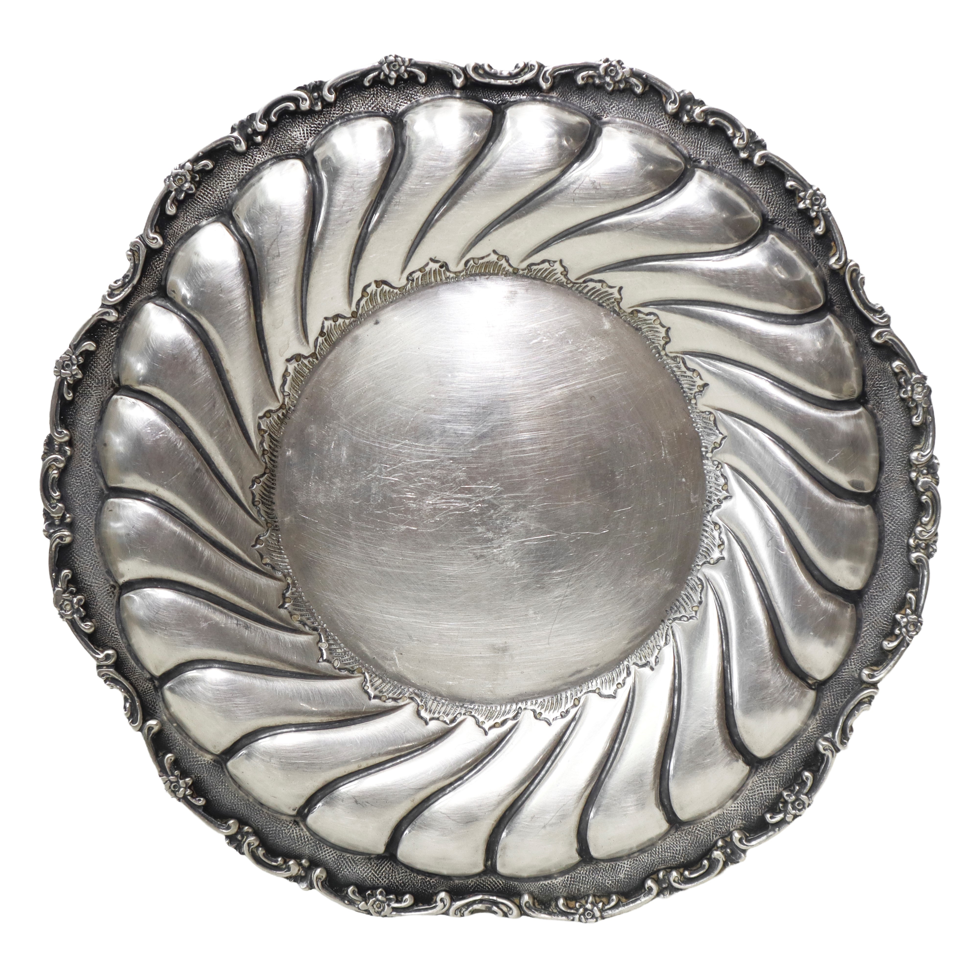 Anfora con manico sbalzata a lobi curvilinee su piatto