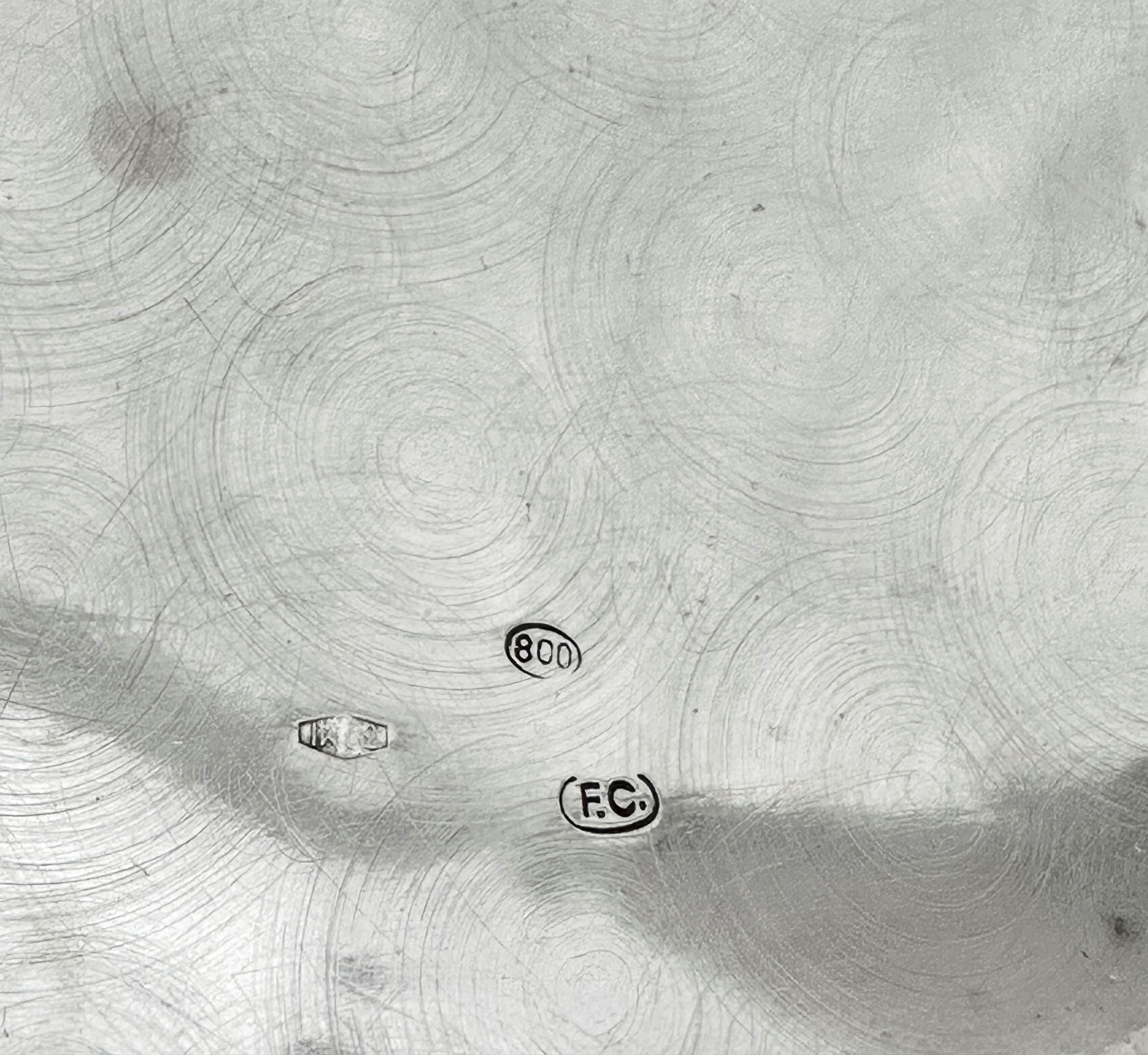 Anfora con manico sbalzata a lobi curvilinee su piatto