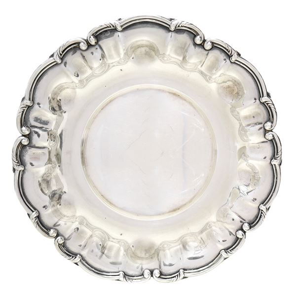 Sweet holder in silver with scalloped edge diameter