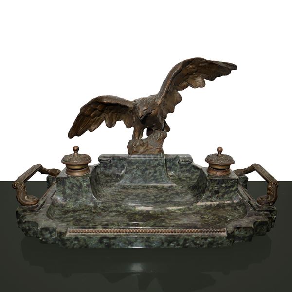 MARBLE AND BRONZE PATINATED METAL INKPIECE DEPICTING AN EAGLE