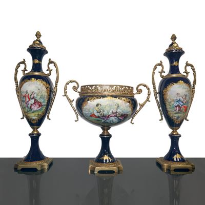 Trittico di Vasi in Stile Sevres. con Raffigurazioni di Scene Galanti