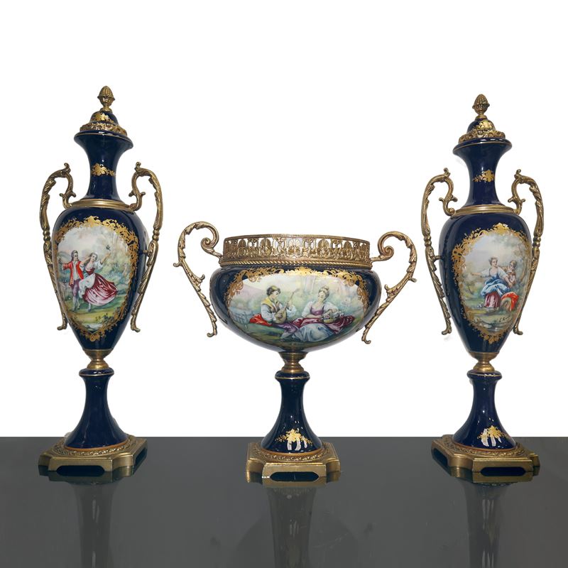 Trittico di Vasi in Stile Sevres. con Raffigurazioni di Scene Galanti