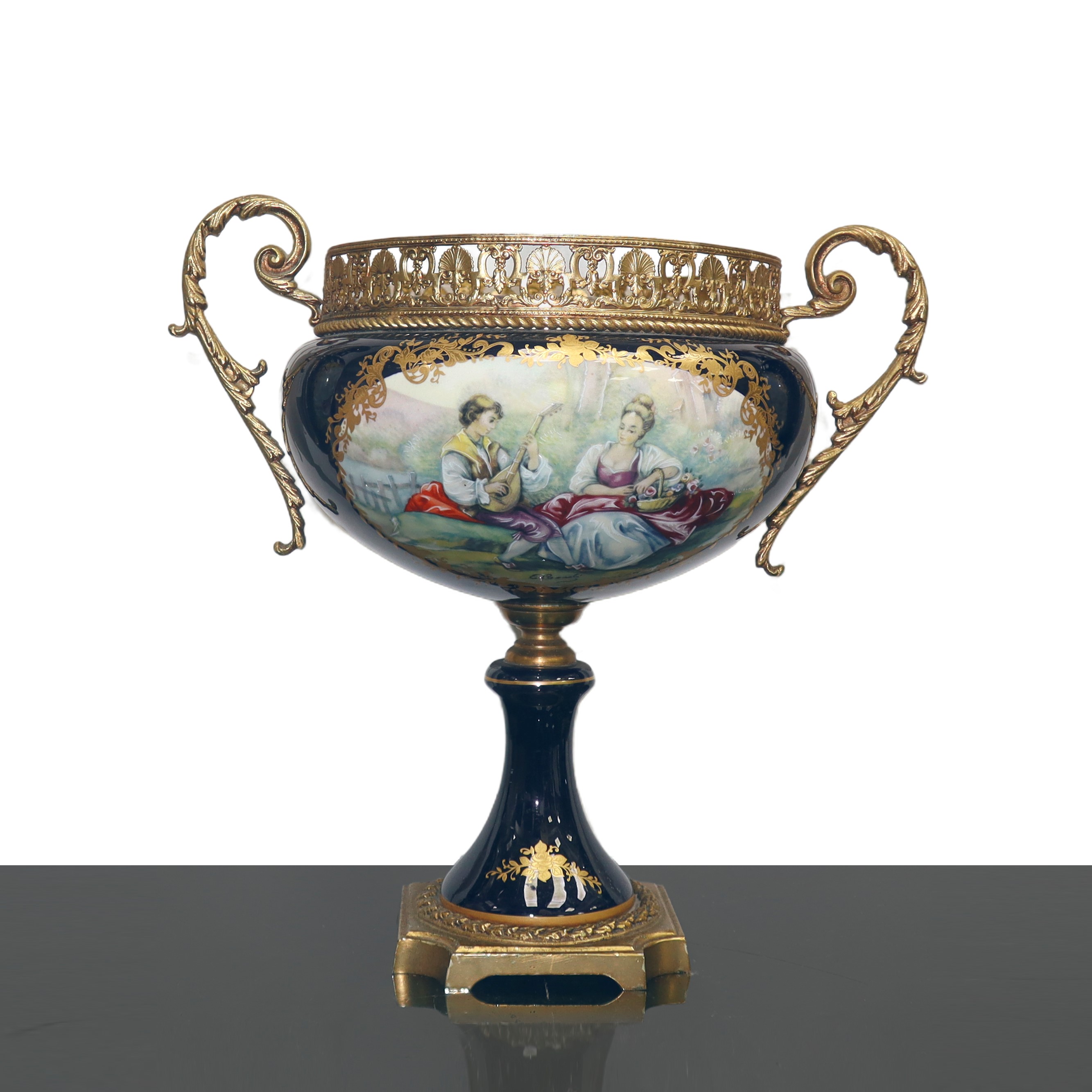 Trittico di Vasi in Stile Sevres. con Raffigurazioni di Scene Galanti