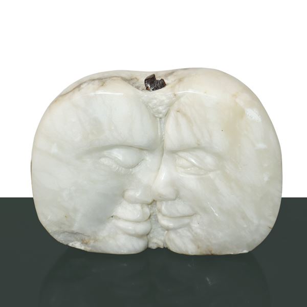 Michele Valenza - Sculpture depicting a kiss in an apple