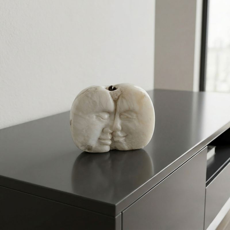 Michele Valenza - Scultura Raffigurante Bacio in una Mela