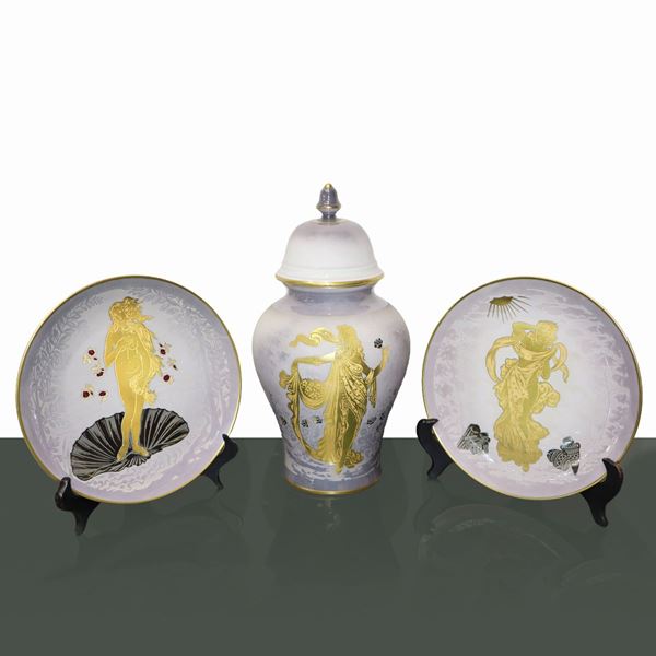 Richard Ginori - Porcelain triptych consisting of potiche and two plates.