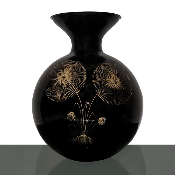 Vaso in porcellana nera con decorazioni floreali dorate