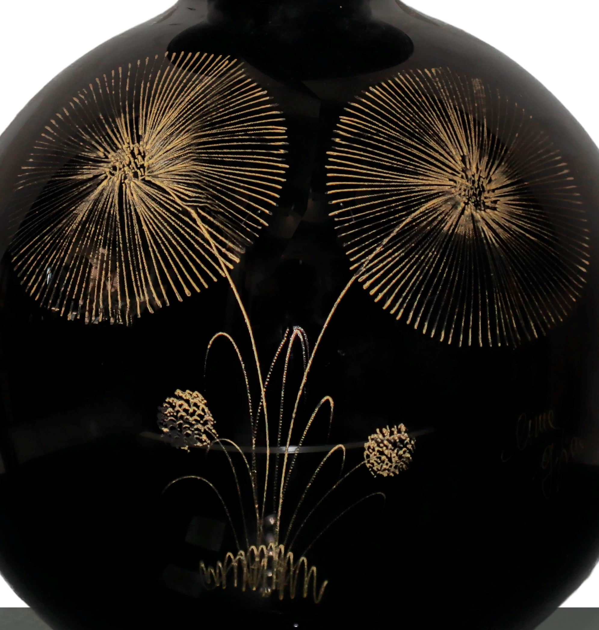 Vaso in porcellana nera con decorazioni floreali dorate