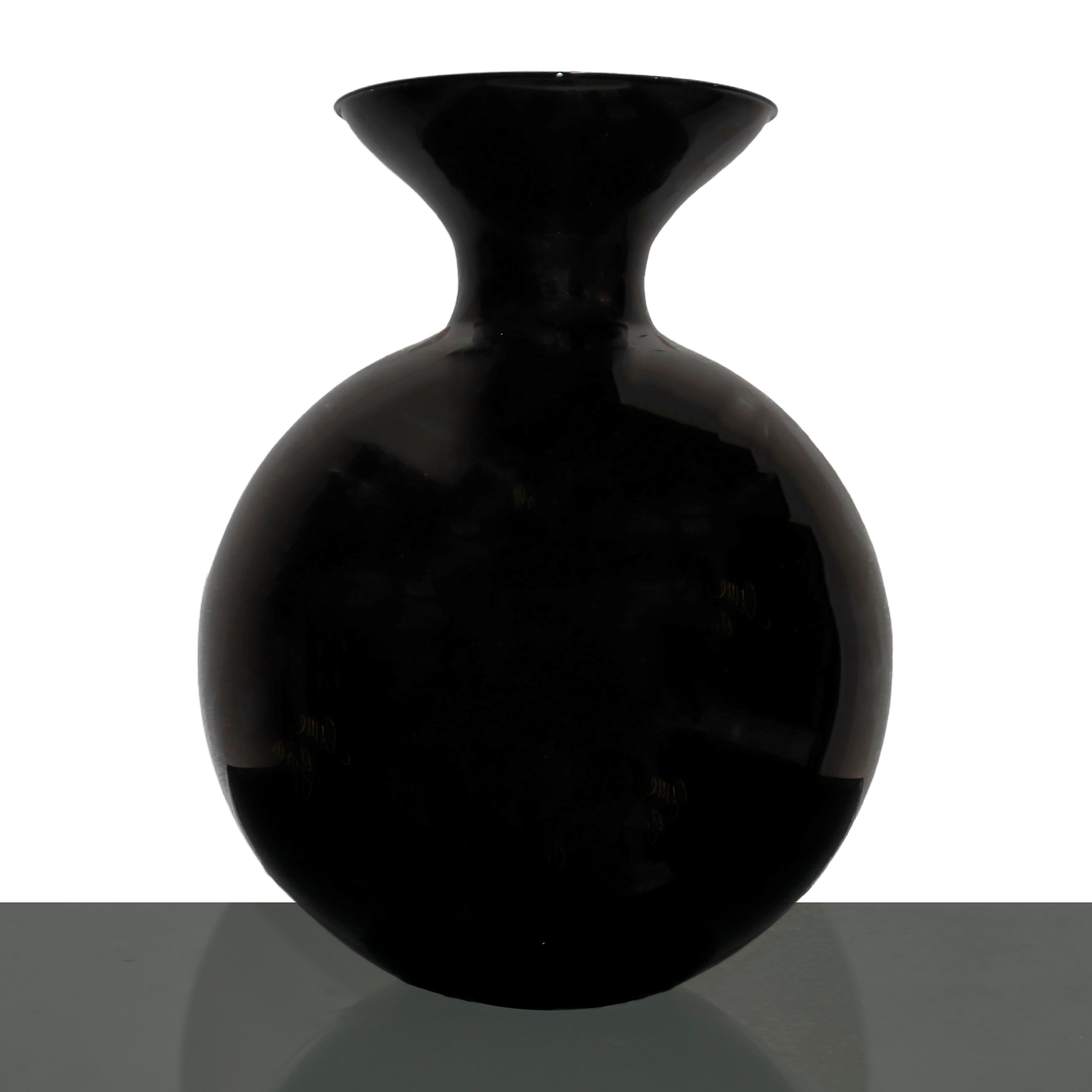 Vaso in porcellana nera con decorazioni floreali dorate