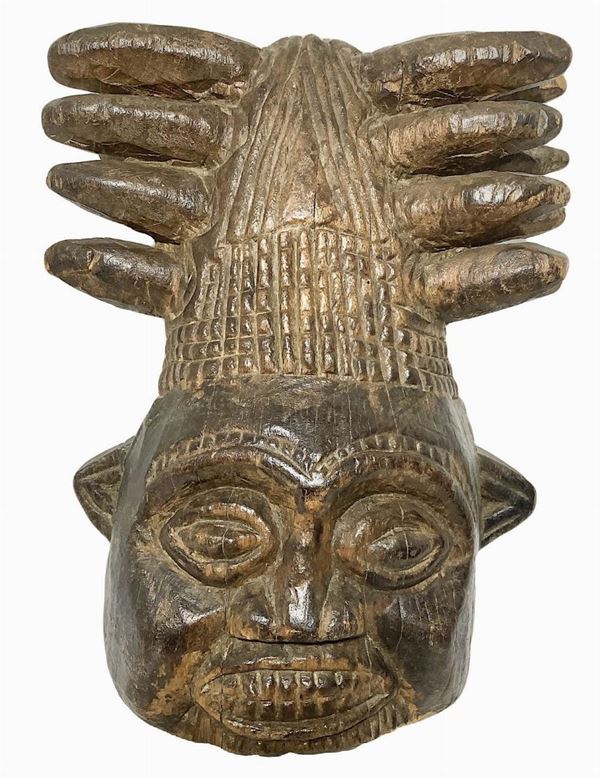 Mask Bamileke, Cameroon, early twentieth century. H 41x36 cm