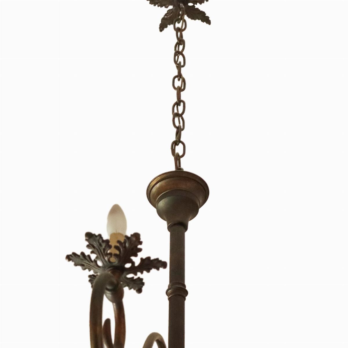 * Lampadario 8 luci in metallo brunito lavorato a mano e alla forgia