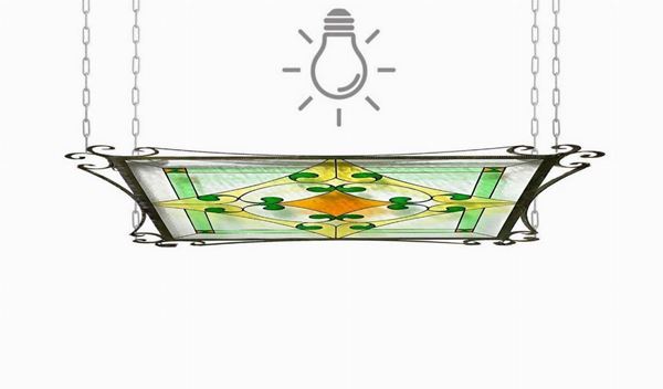 Lampadario a sospensione con struttura in ferro battuto e vetri cattedrali con lavorazione Tiffany. 
Cm 121x121