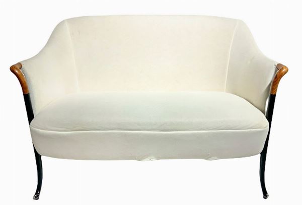Divanetto.  H cm 89x125x56	. 
H cm 89x125x56