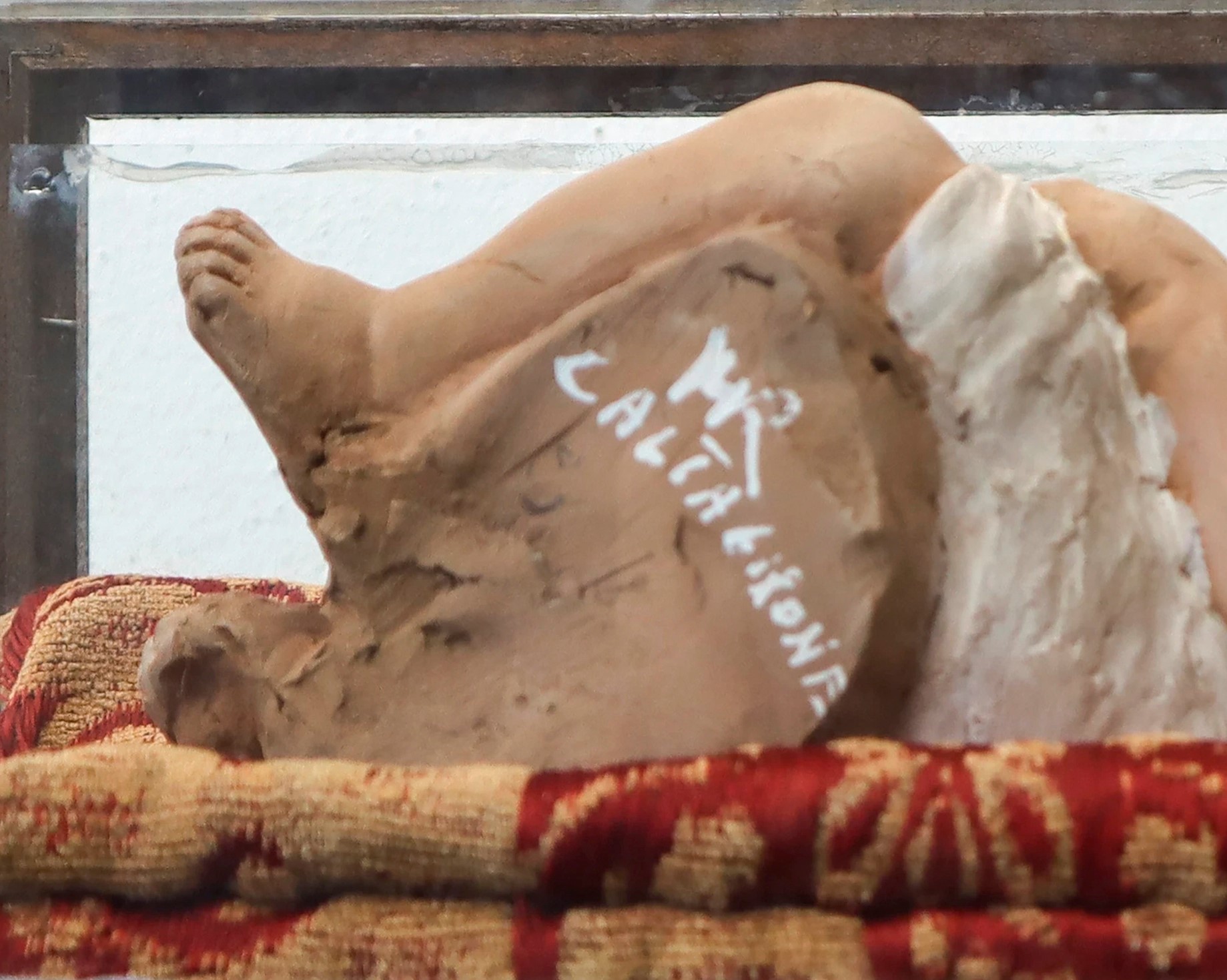 Bambinello in Ceramica Policroma di Caltagirone, in Teca .