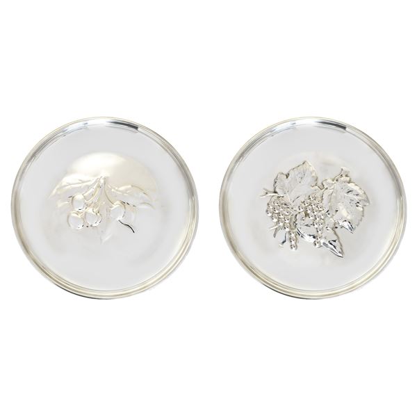 pair of pocket emptiers decorated with grapes and cherries