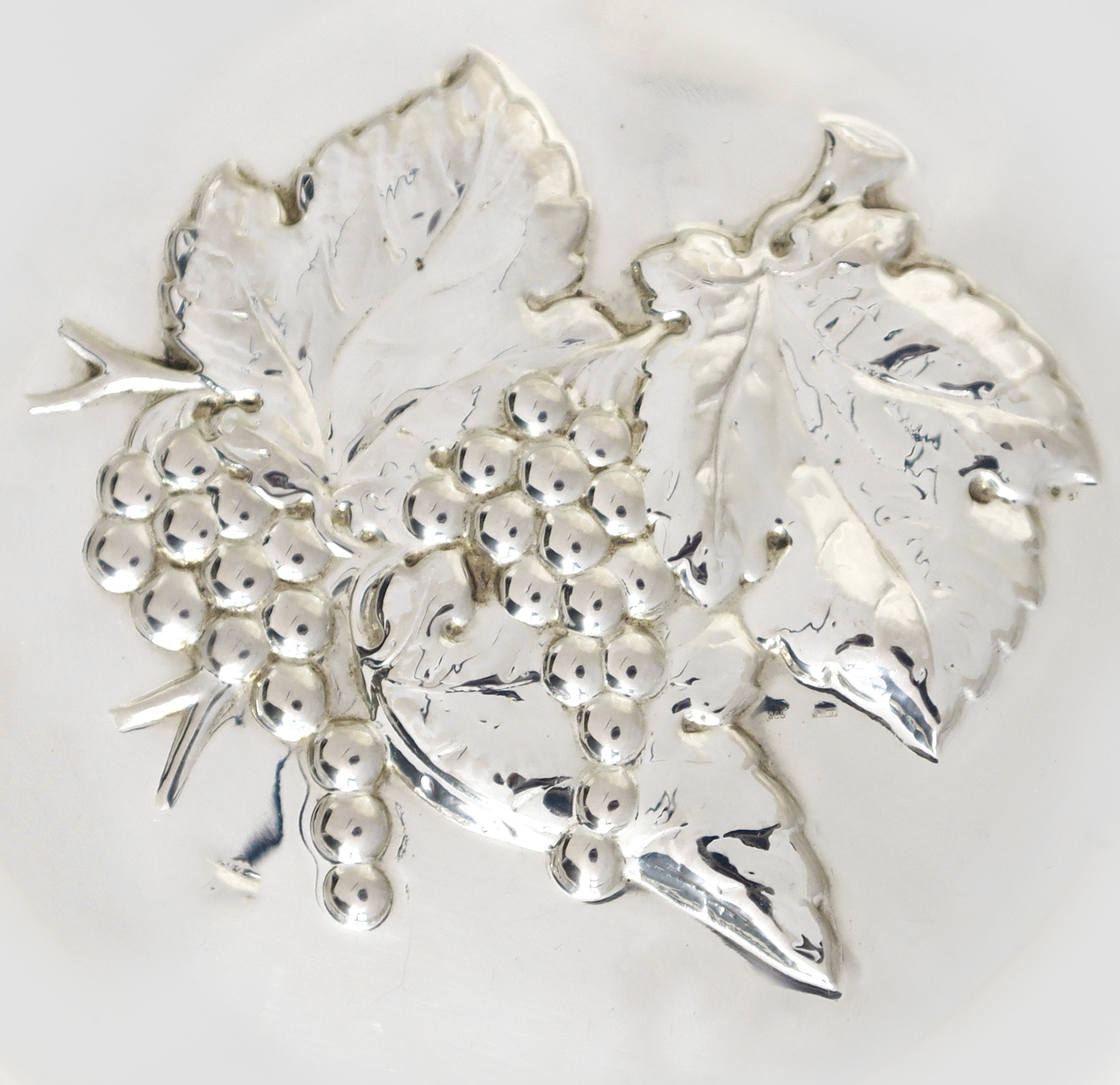 coppia di svuotatasche con decorazioni di uva e ciliegie