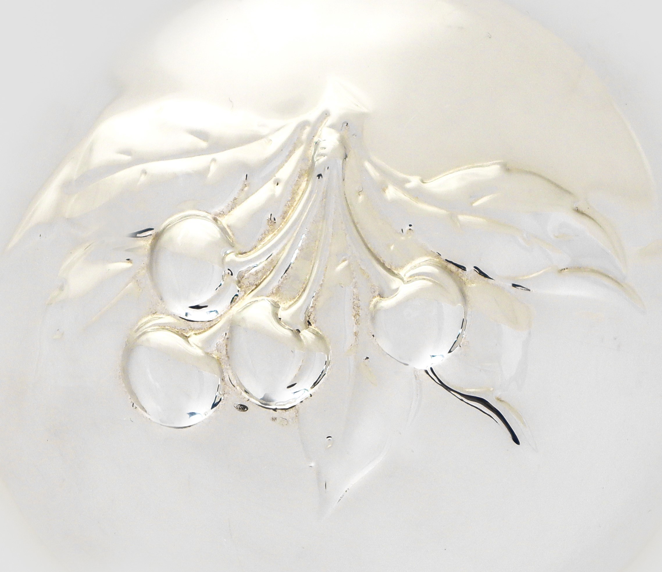 coppia di svuotatasche con decorazioni di uva e ciliegie