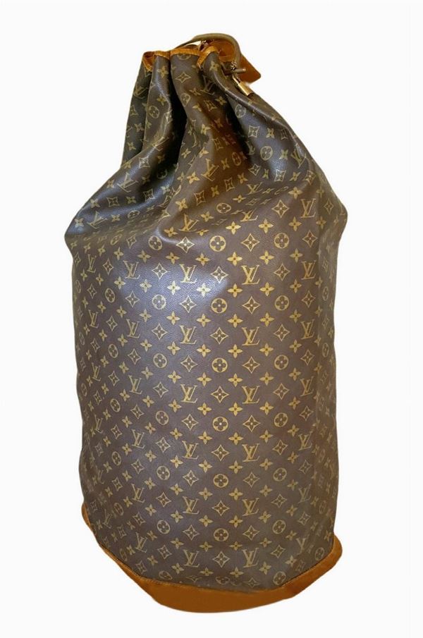 Produzione Louis Vuitton, sacca da marinaio, in vinile riportante monogrammi della manifattura. Anni â€™60,Dettagli in cuoio color cognac e ottone. ... 