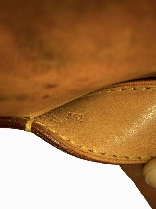 Production Louis Vuitton, suitcase 48 hours, vinyl showing monograms of the  manufacture. Years & rsquo, details in cognac leather and brass.  -  Auction Asta di Design ed Antiquariato - Casa d'aste La Rosa