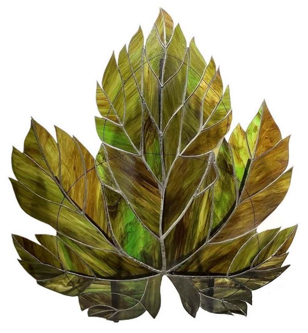 Piantana a lavorazione stile Tiffany raffigurante foglia con vetro colorescente nei toni del verde. 
Cm 116 x 103